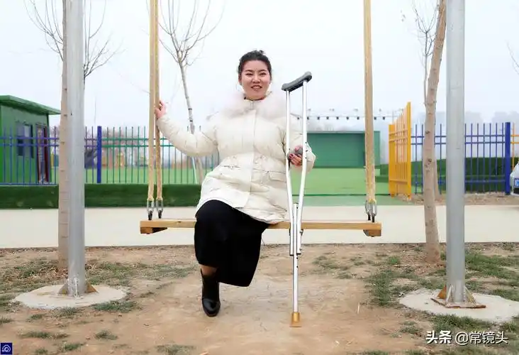 独腿女孩事业胜利 后披着婚纱盼姻缘,想找比自己年夜 8岁以上的男友