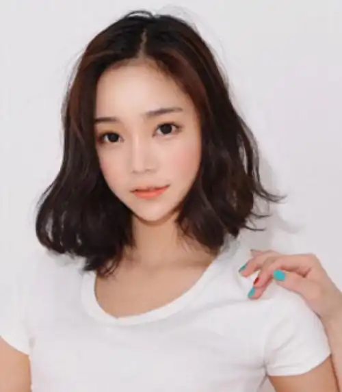 很有女人味的一款韩式蓬松中分短卷发,搭配卷烫刘海修饰出精致的巴掌