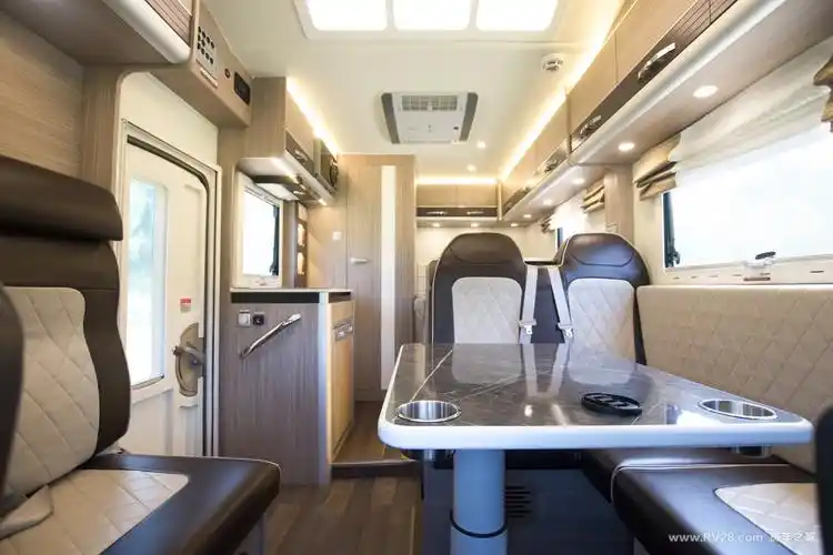中天奔驰越风房车内部图片