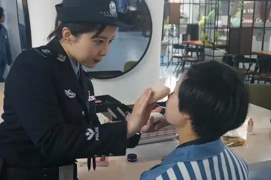 华丽变身监狱女民警给自己和服刑人员都化上了美美的妆