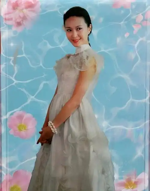 爸爸是南京局级干部,妈妈是大学教授,妹妹方卉是央视的著名主持人