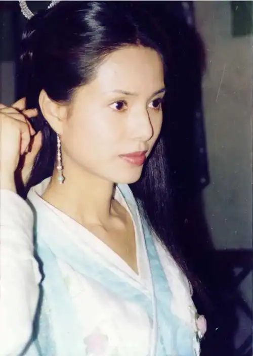 原创57岁李若彤现状穿军大衣农村赶大集买烧饼11年健身不停歇