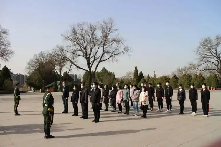 建筑与测绘工程系党总支组织教师党员,积极分子 赴牛驼寨烈士陵园开展