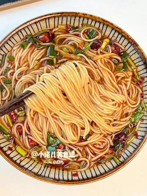 面条,葱花,香菜,榨菜丝#面条的花式做法  #面条  #我的宅家美食日