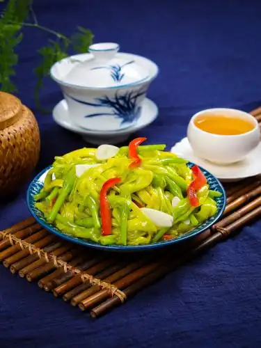 清炒时蔬菜肴炒新鲜黄花菜