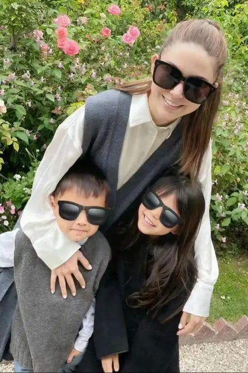 周杰伦三胎女儿近照曝光,昆凌晒幸福瞬间