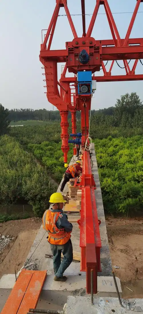 2020年6月27日荣乌项目第一台架桥机过孔(三)