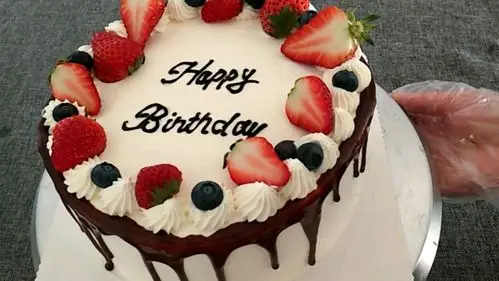 生日蛋糕这样做,简单大方,奶油也不腻,学会不用出去买了