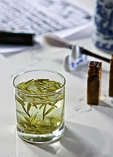 放在画台上的一杯绿茶_图片大全—全景创意图库(quanjing.