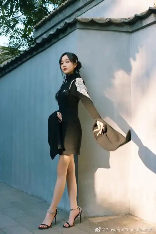 暖阳絮语,@吴宣仪_betty以新中式造型,穿搭adele crystal高跟凉鞋