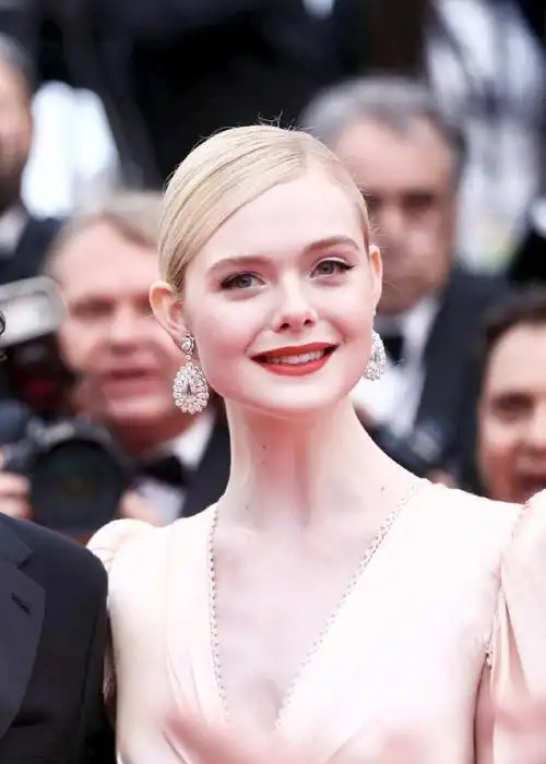 21岁elle fanning出席戛纳,175身高吸足眼球,一袭粉裙似仙女