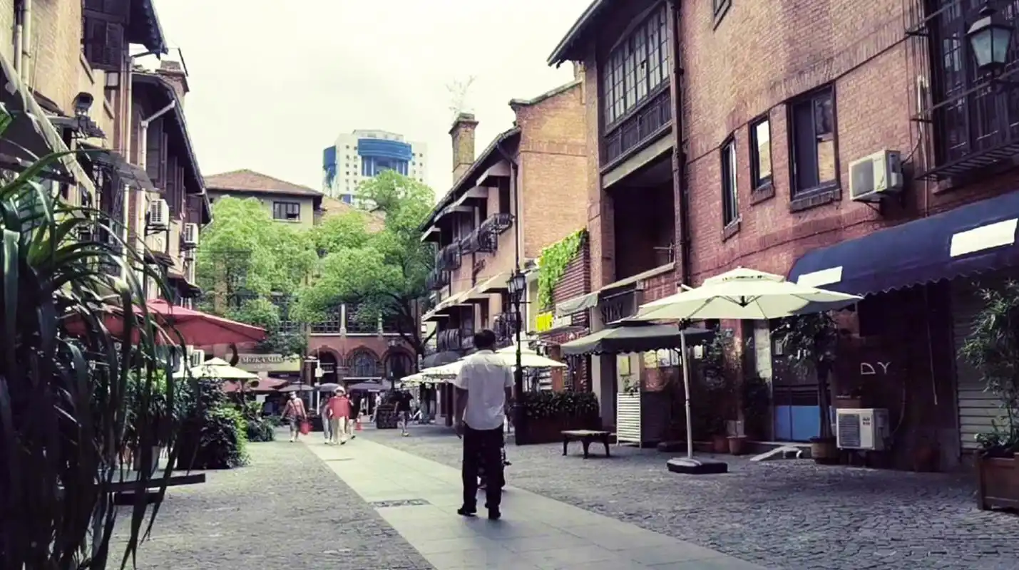 原创老城文化缩影在武汉汉口闹市地带打卡随拍珞珈山街的文艺故事