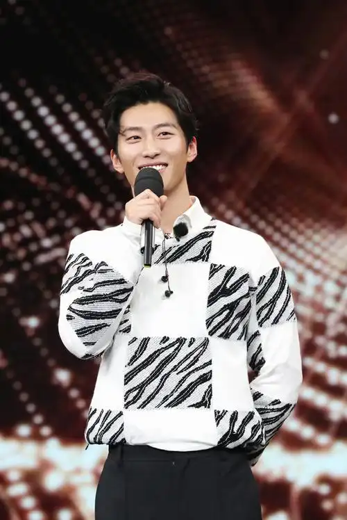 窦骁四国语言花样求婚 《声临其境》现场撒糖沈梦辰直呼被圈粉