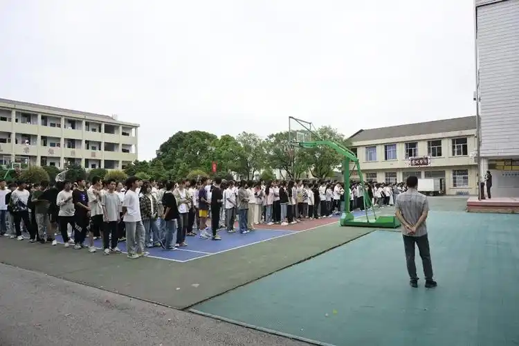 "……在溆浦县第四中学,法院干警正和学生展开热烈互动,通过通俗易懂