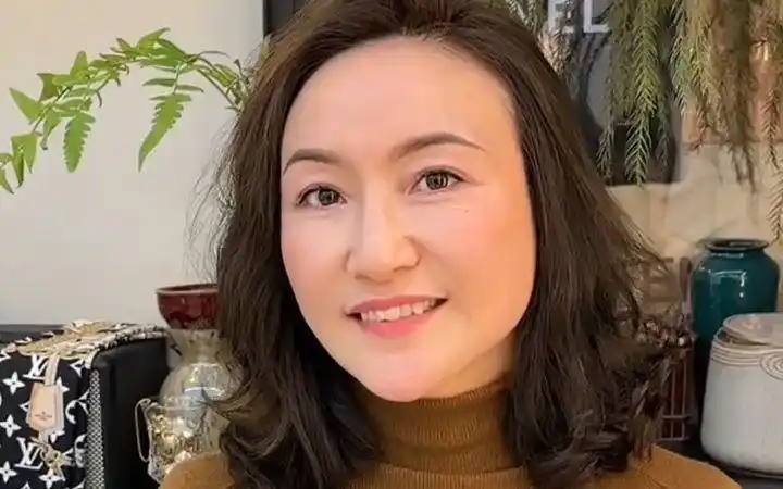 50多岁的姐姐来设计眉毛,风韵十足却又惊艳迷人,老公直夸太美了