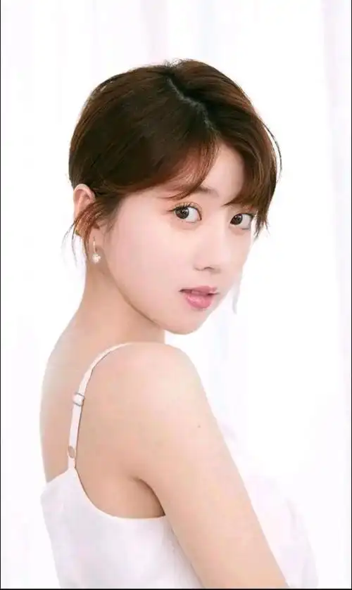 95后小花李凯馨清纯可爱,青春靓丽