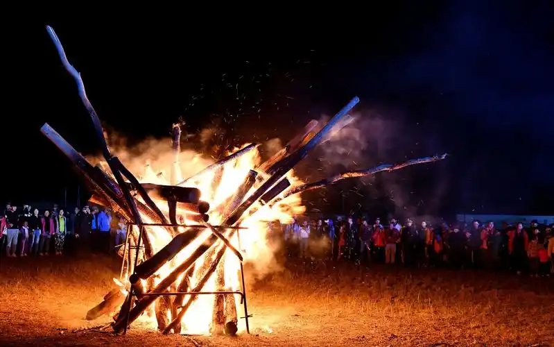 新疆人文地理丨巴州和静县21届东归那达慕大会举行篝火晚会