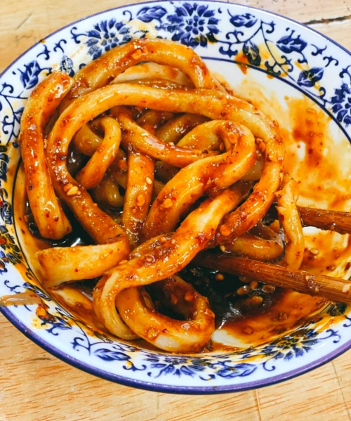 成都"超火爆"的甜水面,1碗5元钱,每天卖出500碗,老板娘可爱