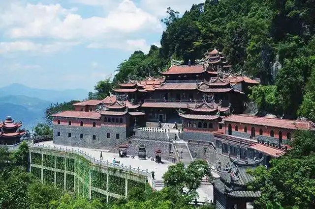 清水岩,古称张岩山,始建于北宋,位于泉州市安溪县蓬莱镇蓬莱山.