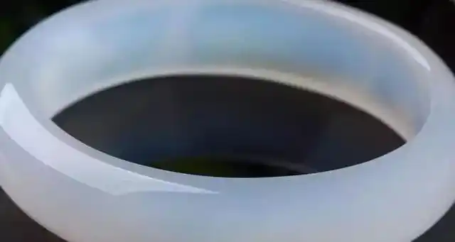 玉髓属于隐晶结构,玉更加稳定的晶体排列结构.