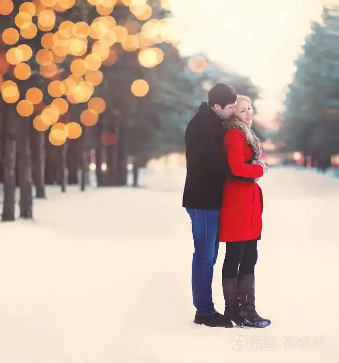 爱在温暖的冬日和李两人深情相拥的剪影