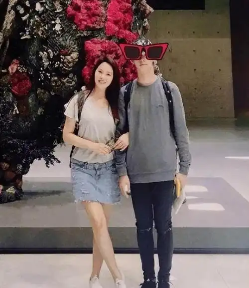 庾澄庆全家出席儿子哈利毕业典礼,现任妻子气质出众,伊能静缺席|记者