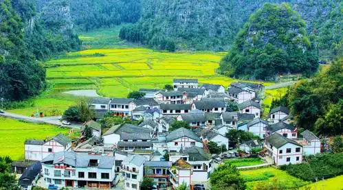 是万峰林环抱中的一个民族风情浓郁,田园风光优美的布依族村寨