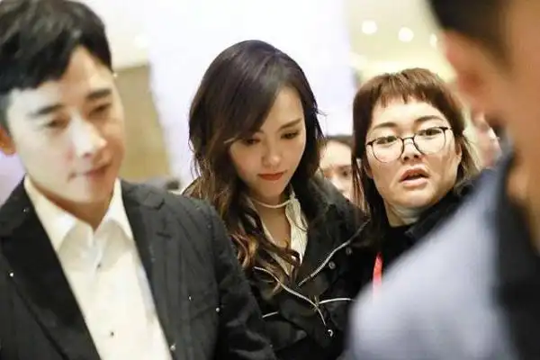 唐嫣罗晋被粉丝碰瓷助理摔坏手机要求赔偿5000元