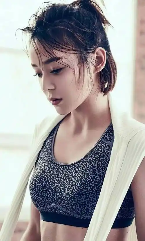 袁姗姗眉目间流露出一丝灵气,丰满红唇加上迷人的笑容,整个人看上去