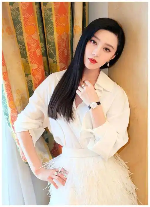 范冰冰38岁了还要扮嫩,全身就穿一抹红裙,重新美回20岁_衬衫_女性