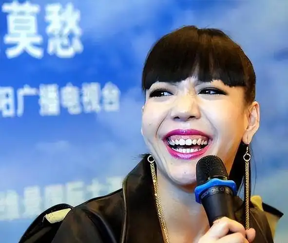 网红女歌手乐乐的个人资料