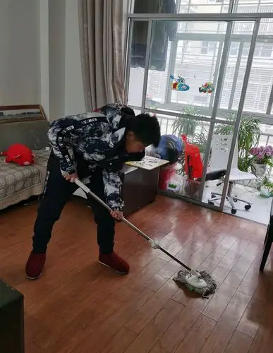 有时我也在家里打扫卫生,帮父母分担家务.