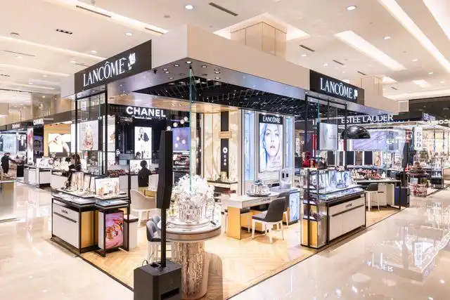 演员李一桐惊喜亮相兰蔻持妆粉底液武汉线下活动