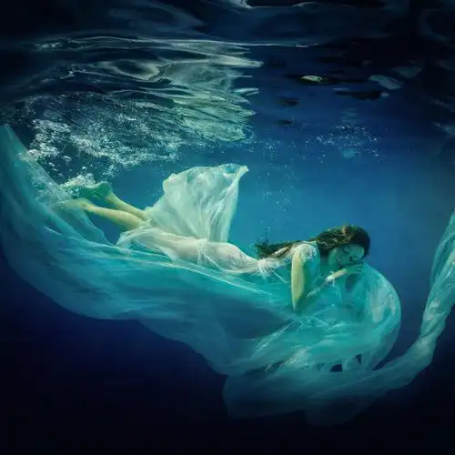 高端摄影水中尤物让人联想到传说中的美人鱼