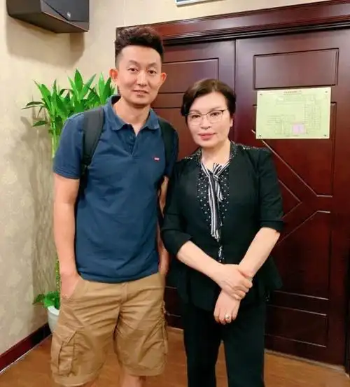 央视名嘴李瑞英:直播时突闻儿子坠楼,仍面不改色播报15分钟 - 娱乐