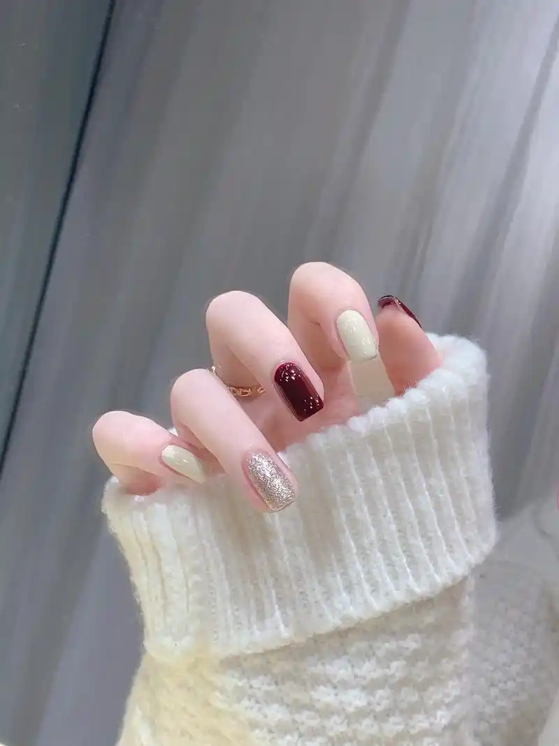 超显白的车厘子红跳色美甲90.