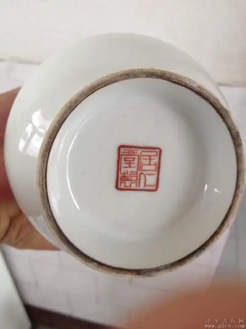 民国细路粉彩居仁堂款人物纹胆式瓶