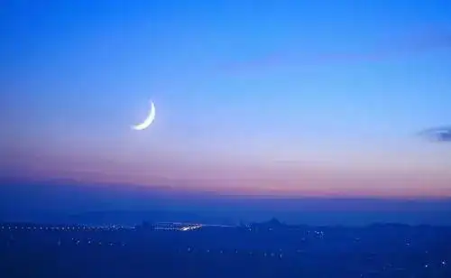 因为新月如钩,残月也如钩,而且都有一个很诗意的名字叫"娥眉月".