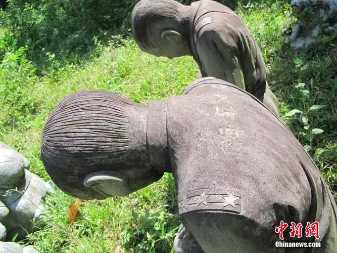 海南文昌人立日本侵略军将领石像跪地谢罪