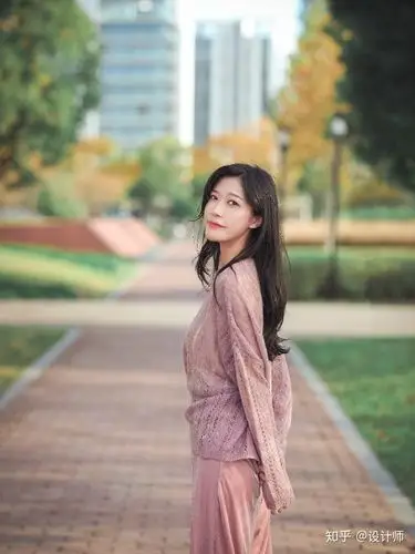 一个人拍照,并不是都是要你站着拍,偶尔侧身坐下来,像下面的小姐姐一