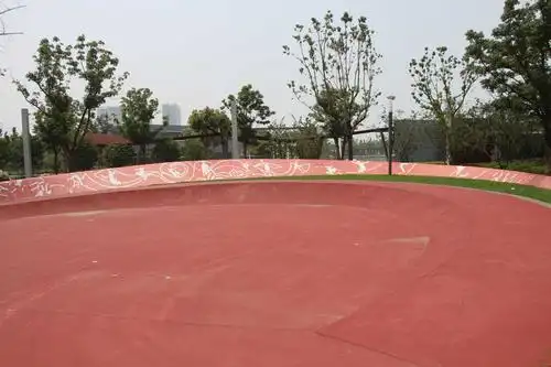 专业标准的轮滑场地是轮滑爱好者的天堂.