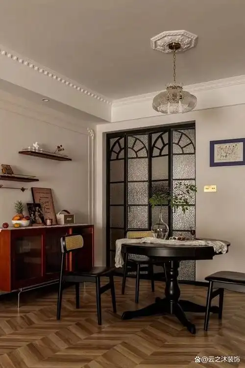 下面云之沐装饰的小编给大家整理了五个法式复古风装修硬装一定要注