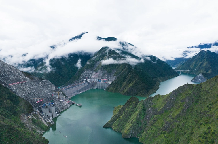 中国已建最高土石坝两河口水电站投产发电