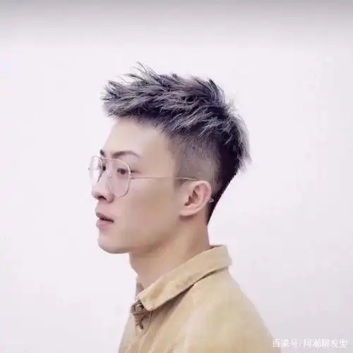 最新男士发型)原创2020年秋季流行的男生发型参考,剪这10款新造型的小