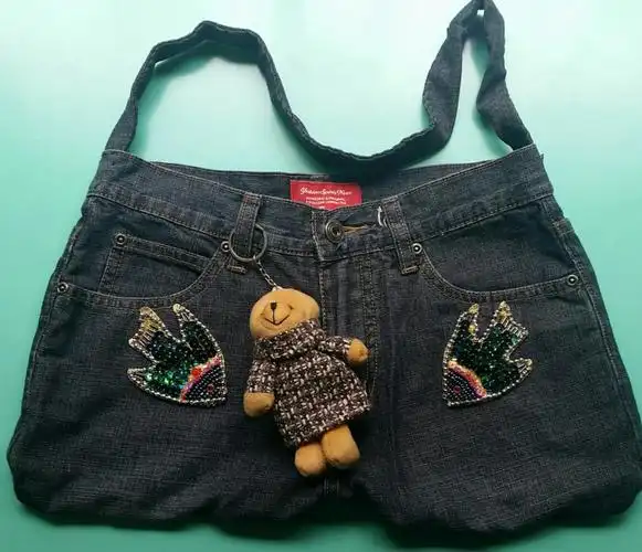 变废为宝,利用孩子们的旧衣服,制作出漂亮,实用的环保袋.