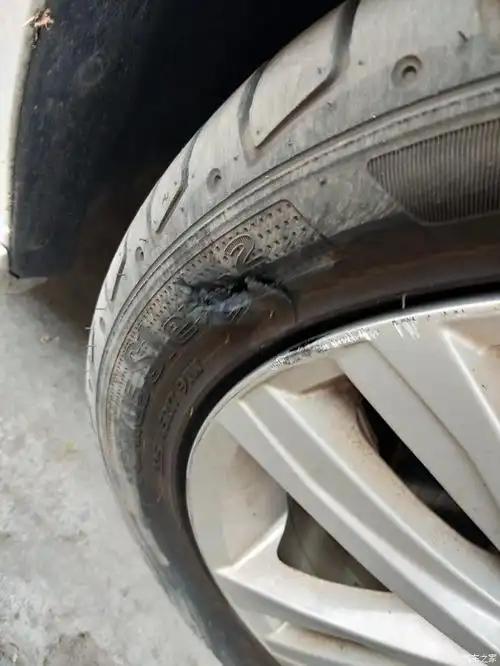 速腾14t熠动版右前轮胎爆胎了