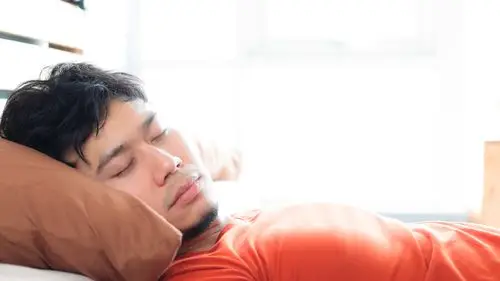 睡觉的男人图片