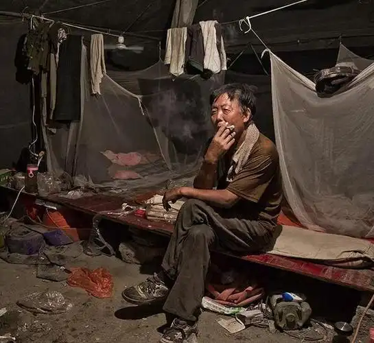 156高龄民工卖苦力日背三四吨沙子赚一二百元