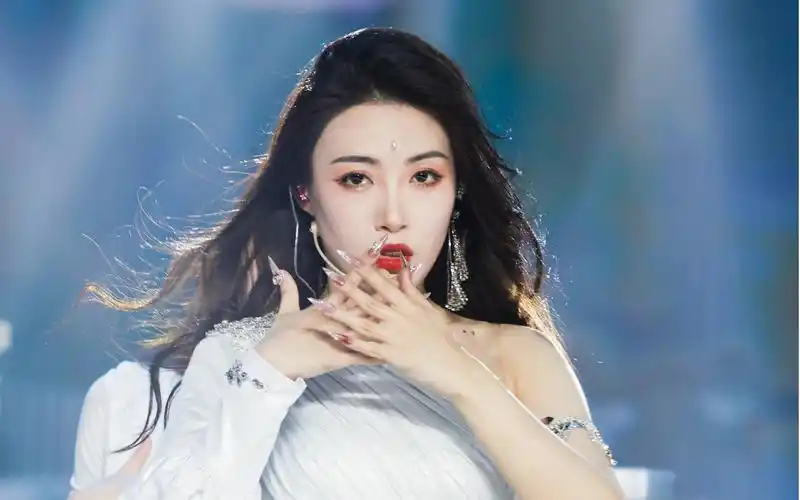 【戴萌】7senses 回归演唱会《沙漏》舞台 直拍_哔哩哔哩_bilibili