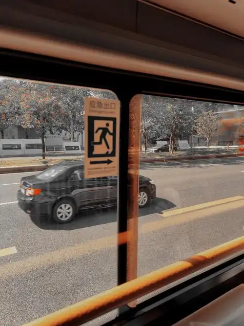 在公交车06上听听音乐看看窗外的风景也别有一番风味